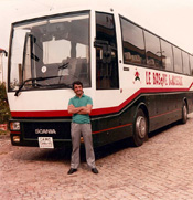 Agustin Arcondeguy devant son bus Scania